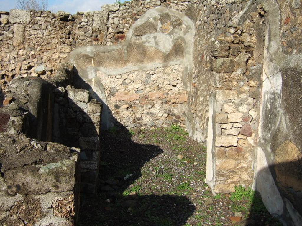 VI.5.14 Pompeii. December 2005. Doorway to room on north-east side of peristyle.