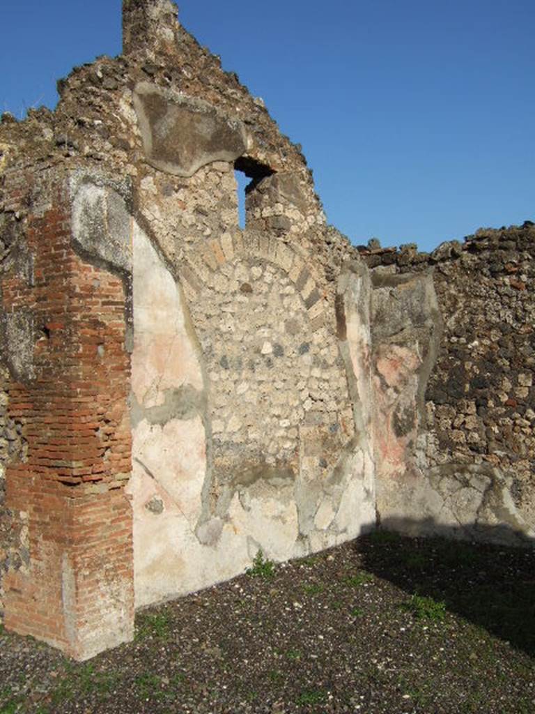 VI.5.14 Pompeii. December 2005. North wall of large room on east side of peristyle