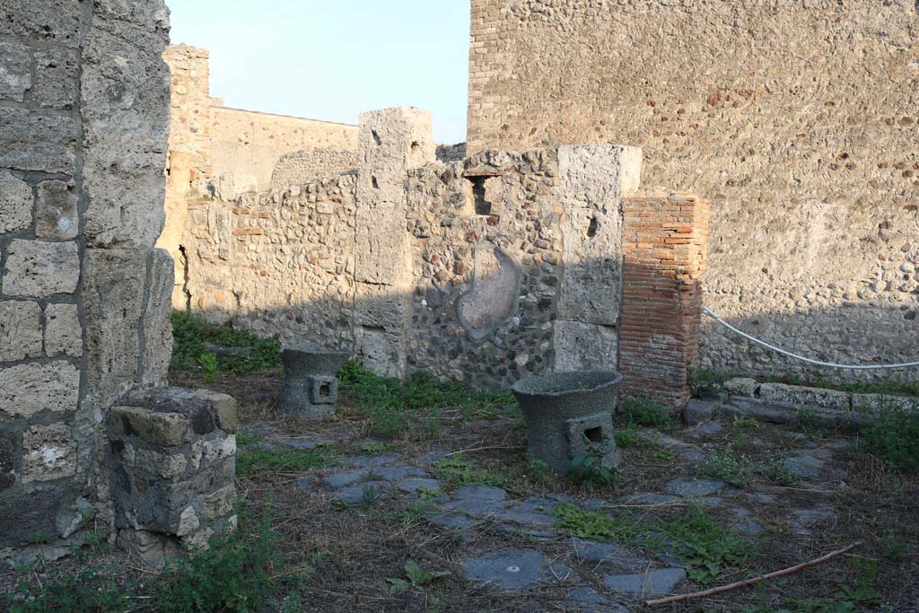 VI.5.15 Pompeii. December 2018. Looking south-east across shop, with entrance doorway, on right. Photo courtesy of Aude Durand.