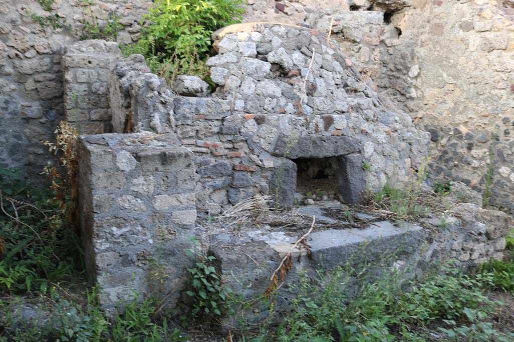 VI.5.15 Pompeii. December 2018. Oven in bakery, with latrine, on left. Photo courtesy of Aude Durand.