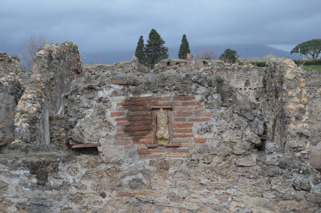 VI.5.16 Pompeii. March 2018. Upper level on front façade of house, with phallus.
Foto Taylor Lauritsen, ERC Grant 681269 DÉCOR.

