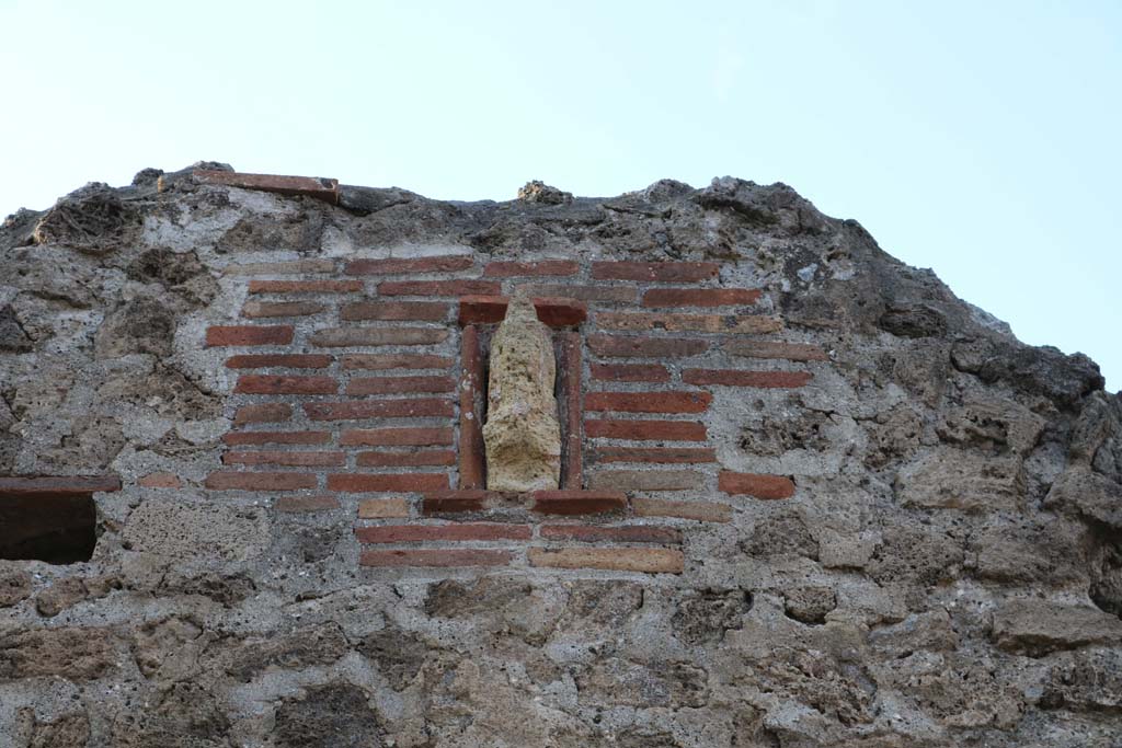 VI.5.16 Pompeii. December 2018. Plaque of phallus at upper floor level on front of house. Photo courtesy of Aude Durand.