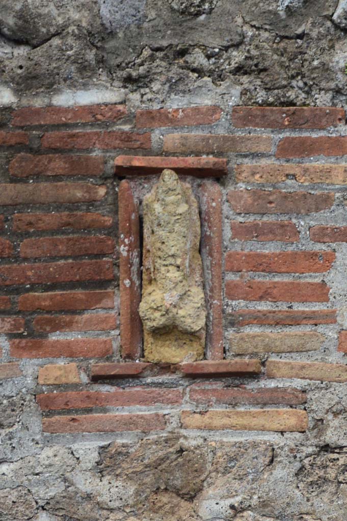 VI.5.16 Pompeii. March 2018. Plaque of phallus at upper floor level on front of house.
Foto Taylor Lauritsen, ERC Grant 681269 DÉCOR.

