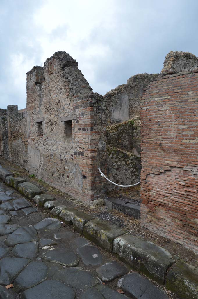 VI.5.16 Pompeii. March 2018. Looking west on Vicolo di Mercurio towards entrance doorway.
Foto Taylor Lauritsen, ERC Grant 681269 DÉCOR.
