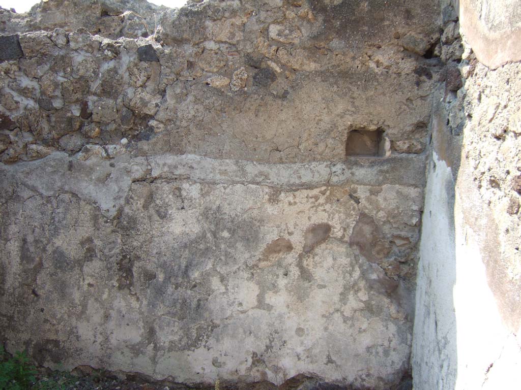 VI.5.17 Pompeii.  March 2009. Rear view of base of Etruscan column, looking south.