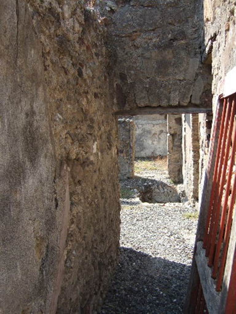 VI.5.18 Pompeii. September 2005. South wall of entrance corridor, with line of steps visible on south wall, on left.