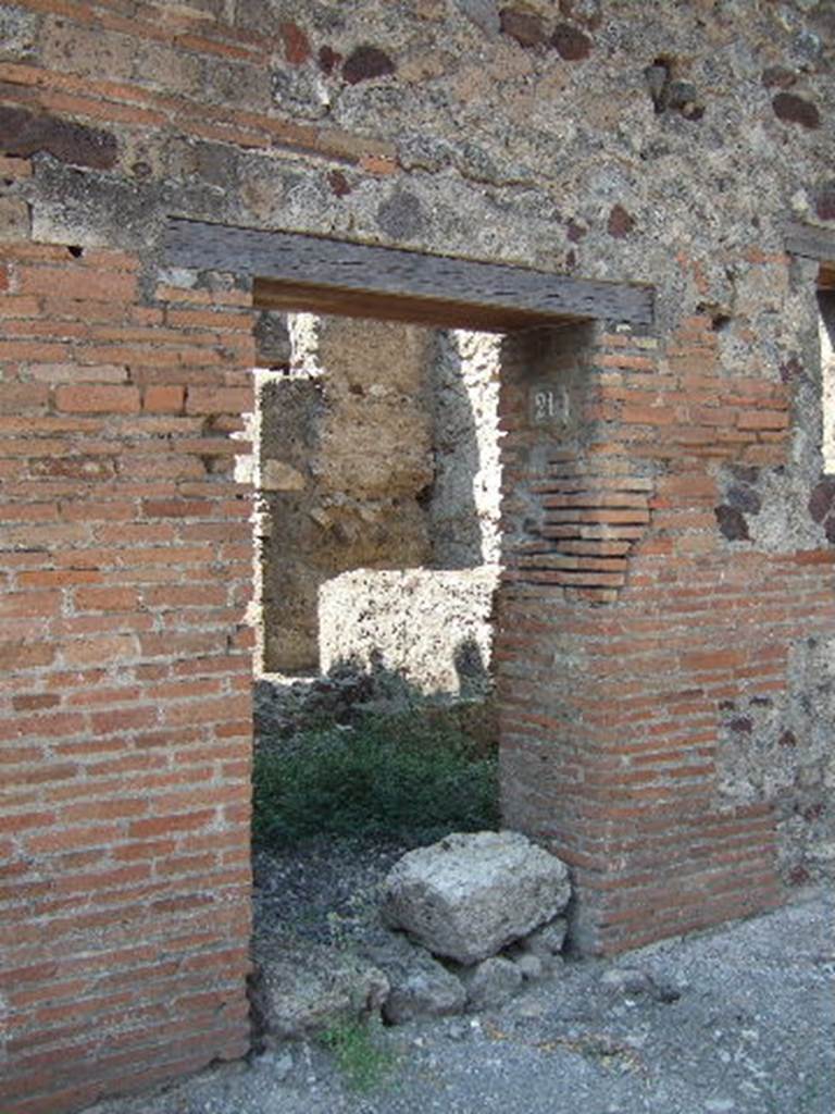 VI.5.21 Pompeii. September 2005. Rear entrance of VI.5.5 on Vicolo della Fullonica.