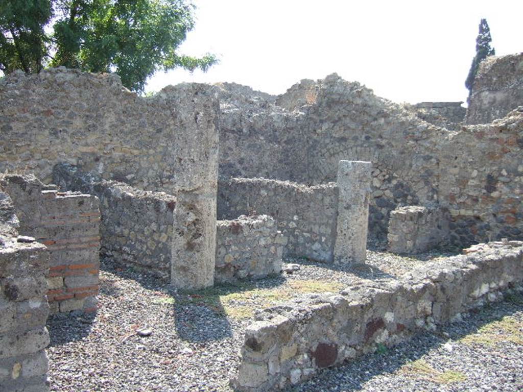 VI.5.22 Pompeii. September 2005. Rooms on the south side, near rear entrance at VI.5.22
