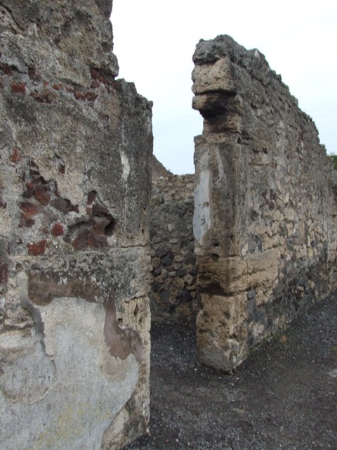 VI.6.1 Pompeii. December 2007. Doorway to room 15, cubiculum on west side of peristyle.