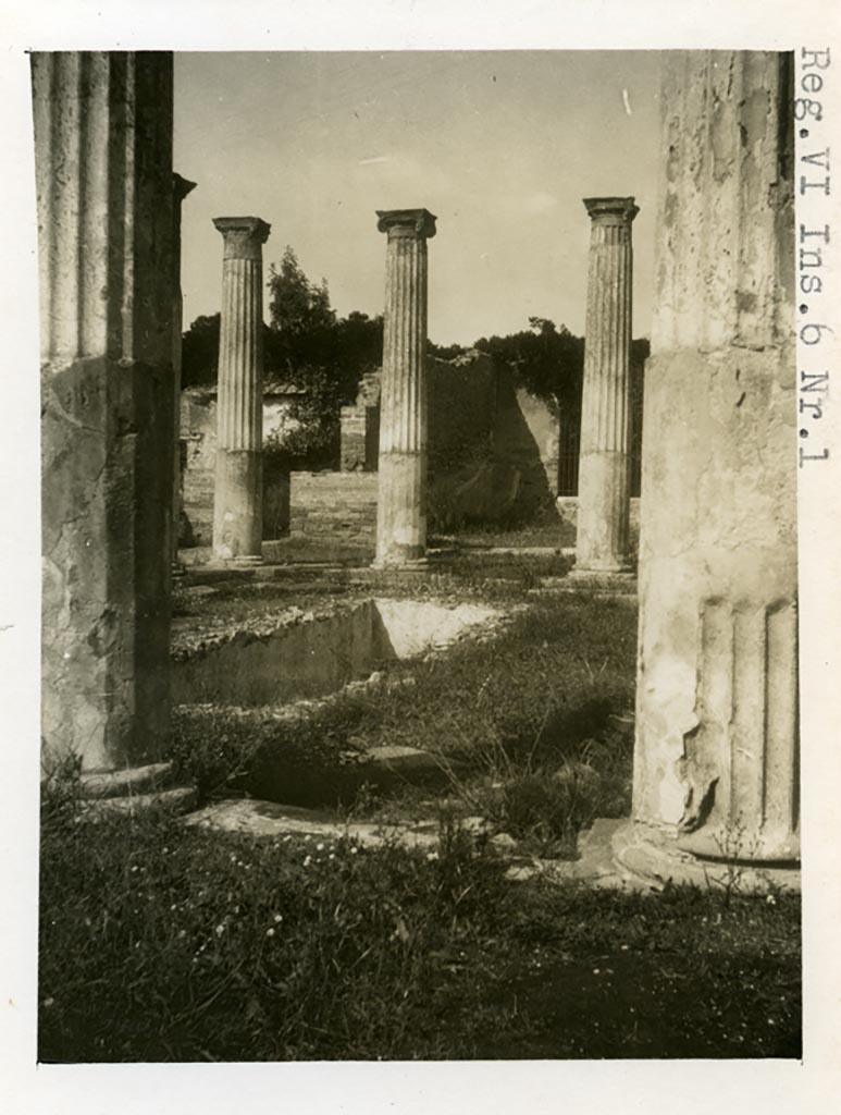VI.6.1 Pompeii. September 2004. Looking south across pool in peristyle, towards tablinum, atrium and entrance. According to Jashemski, the portico was two steps above the level of the tablinum.

