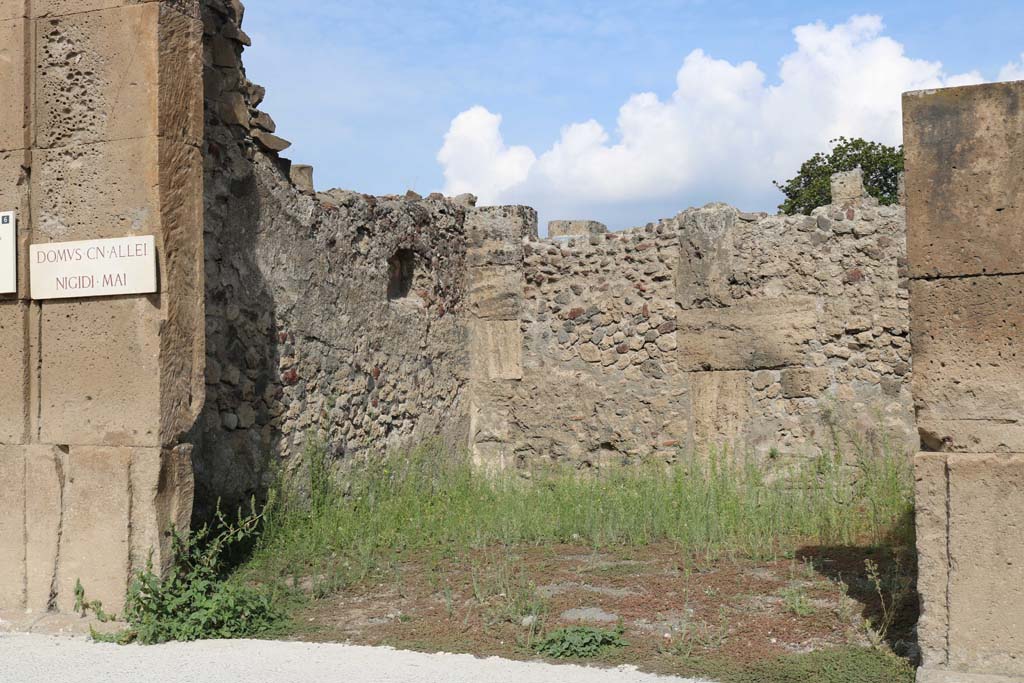 VI.6.2 Pompeii. December 2018. Looking towards north-west corner with niche in west wall. Photo courtesy of Aude Durand