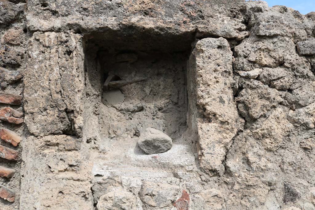 VI.6.3 Pompeii. December 2018. Looking towards niche in north wall of shop. Photo courtesy of Aude Durand.