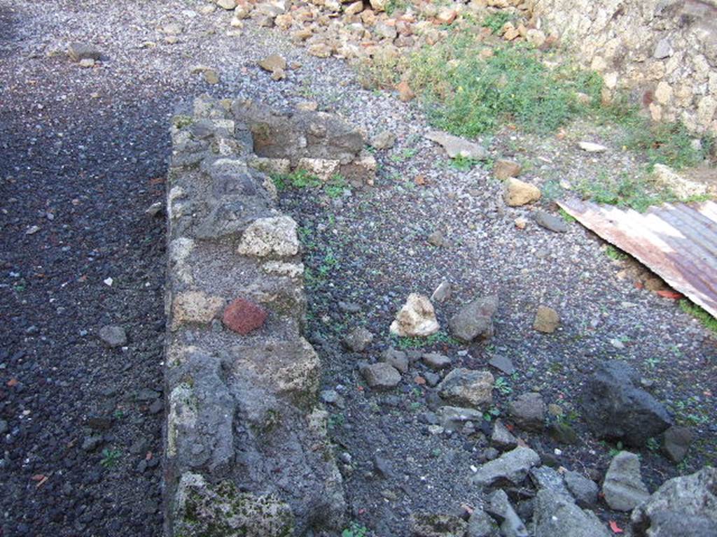 VI.6.4 Pompeii. December 2005. Remains of the oven of the bakery. 

