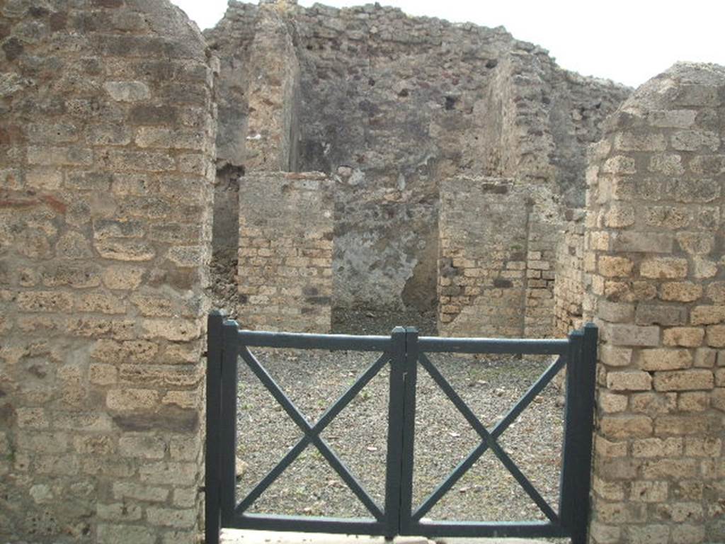 VI.6.7 Pompeii. May 2005. Entrance doorway, looking west towards tablinum, or cubiculum.