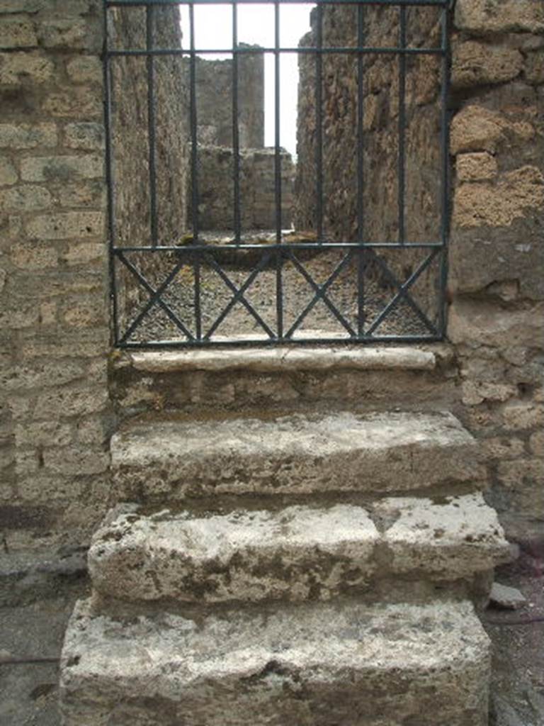 VI.6.8 Pompeii. May 2005. Stairs leading to doorway.