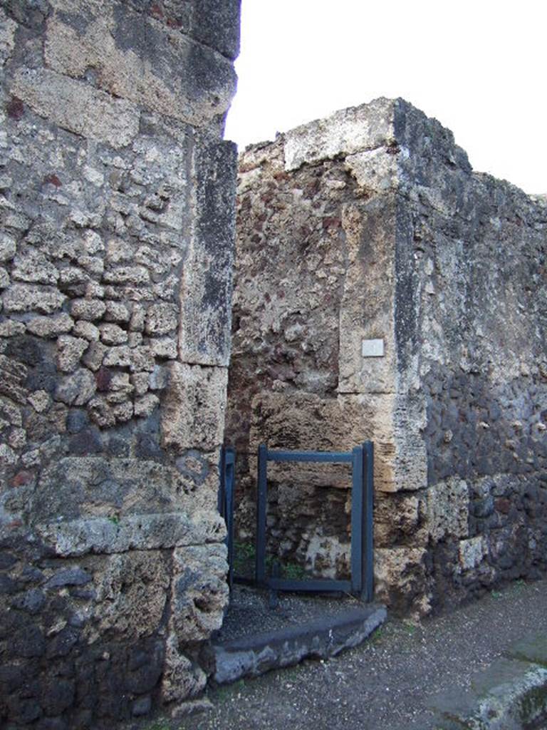VI.6.9 Pompeii. December 2005. Entrance doorway.