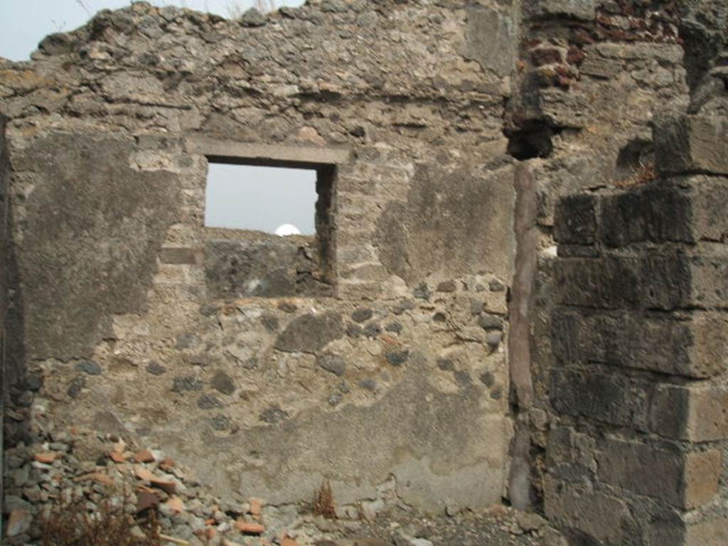 VI.6.10 Pompeii. May 2005. Looking towards east wall of triclinium with window overlooking Vicolo della Fullonica.

