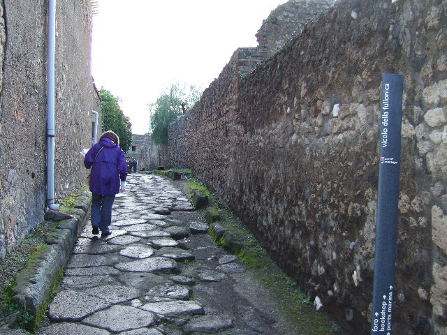 VI.8   Vicolo della Fullonica looking south to Forum Baths at end    VI.6.11