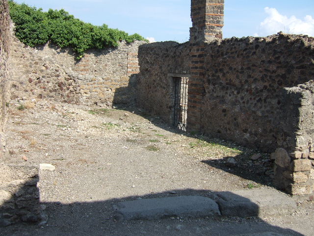 VI.6.13 Pompeii. May 2005. Looking east across entrance doorway.