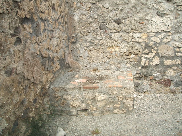 VI.6.16 Pompeii. May 2005. North-east corner, with remains of base.

