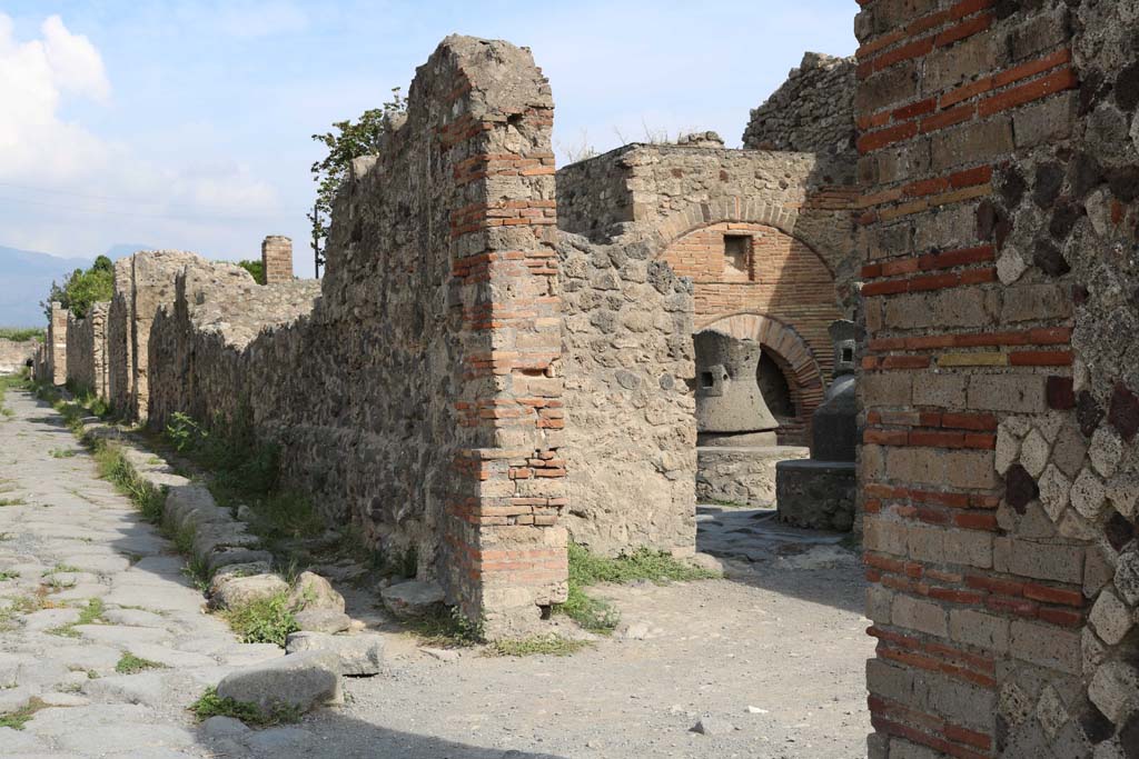 VI.6.17 Pompeii. December 2018. 
Looking towards entrance doorway on east side of Vicolo di Modesto. Photo courtesy of Aude Durand.
