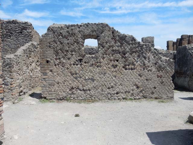 VI.6.17 Pompeii. May 2017. Looking towards east wall of entrance room with doorway to small rear room, on the left. The doorway, on the right, links to VI.6.20/21 through another small room.  Photo courtesy of Buzz Ferebee.
