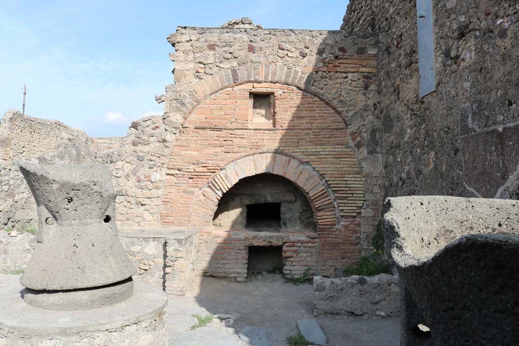 VI.6.17 Pompeii. May 2017. Bin sunk into the floor near the east wall. Photo courtesy of Buzz Ferebee.
