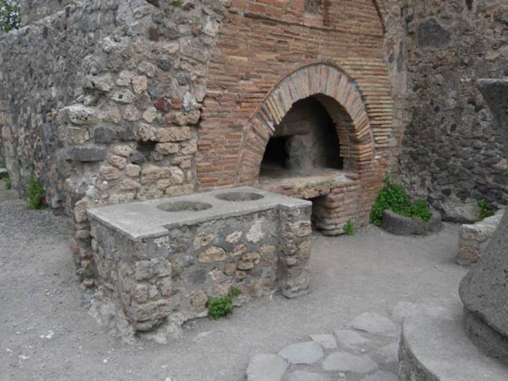 VI.6.17 Pompeii. December 2018. Detail of front of oven. Photo courtesy of Aude Durand.