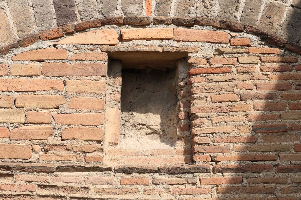 VI.6.17 Pompeii. December 2018. Detail of recess in wall above oven door, for plaque. Photo courtesy of Aude Durand.

