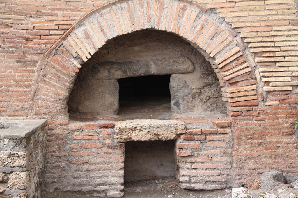 VI.6.17 Pompeii. April 2014. Detail of oven. Photo courtesy of Klaus Heese.