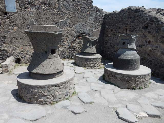 VI.6.17 Pompeii. April 2014. Detail of oven. Photo courtesy of Klaus Heese.