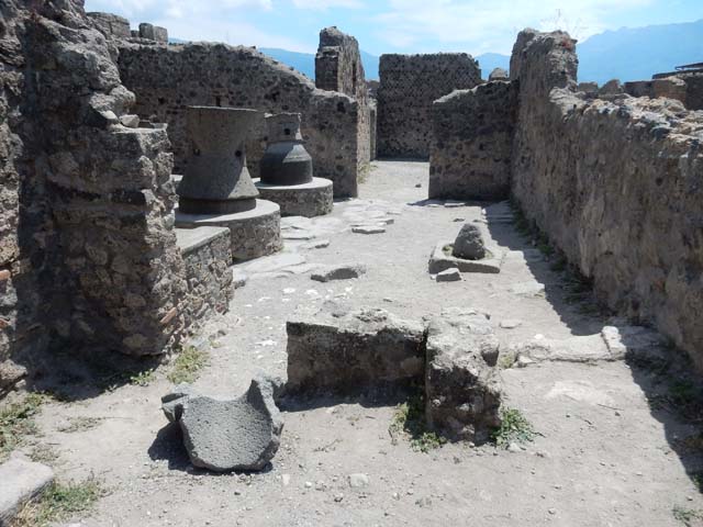 VI.6.17 Pompeii. May 2005. West side/wall of oven in rear room.
