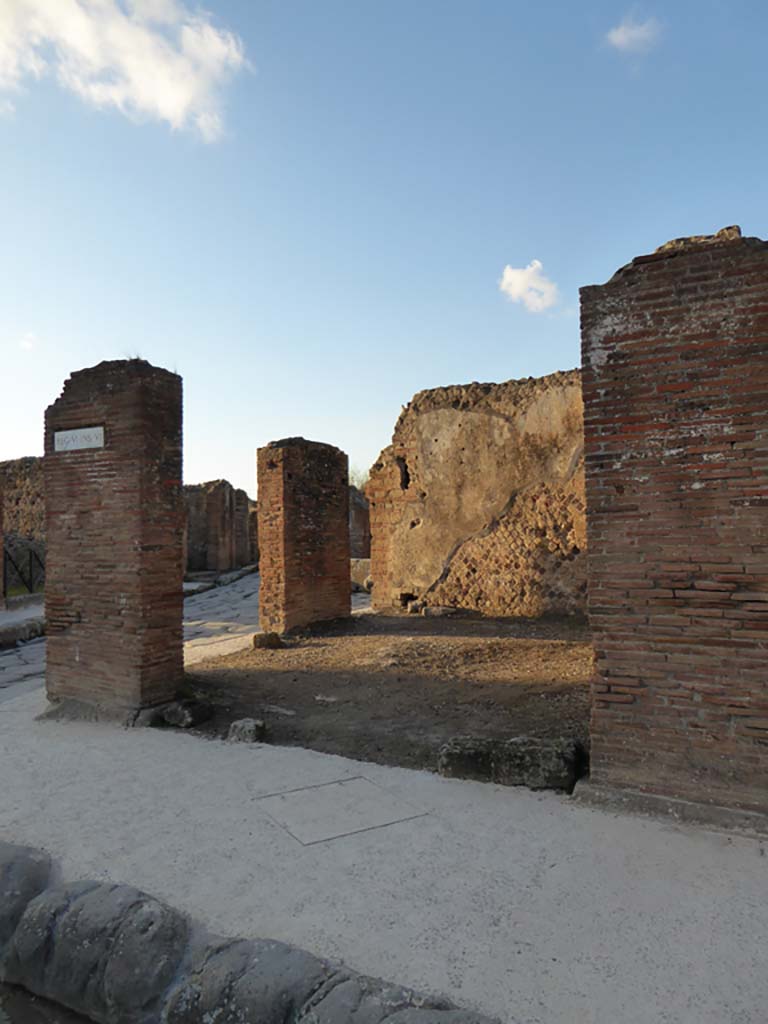 VI.6.21 Pompeii. January 2017. 
Looking north on Via delle Terme towards doorway at junction with Via Consolare, on left. 
Foto Annette Haug, ERC Grant 681269 DCOR.
