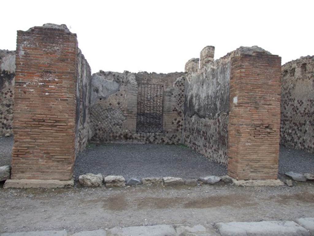 VI.6.22 Pompeii. December 2007. Entrance doorway, looking north.