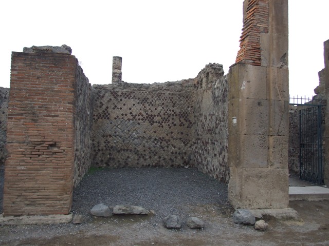 VI.6.23 Pompeii. December 2007. Entrance doorway, looking north.
According to Pagano and Prisciandaro, found in August 1814 painted in red near the principal entrance and to the right of an annexed shop, were the following –
Suettium aed(ilem) d(ignum) r(ei) p(ublicae)
Olius Primus
rog(at)    [CIL IV 250]
Pansam aed(ilem) Paratus rog(at)    [CIL IV 251]
See Pagano, M. and Prisciandaro, R., 2006. Studio sulle provenienze degli oggetti rinvenuti negli scavi borbonici del regno di Napoli. Naples : Nicola Longobardi. (p.111, PAH I, 3,156, 57, add.274, dated 11th August 1814)
