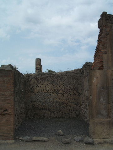 VI.6.23 Pompeii.  Shop.   May 2005.  Looking north.