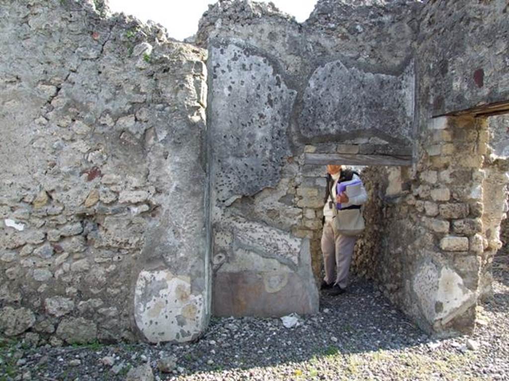 VI.7.1 Pompeii. March 2009. Entrance to small room or storeroom on south side of triclinium.

