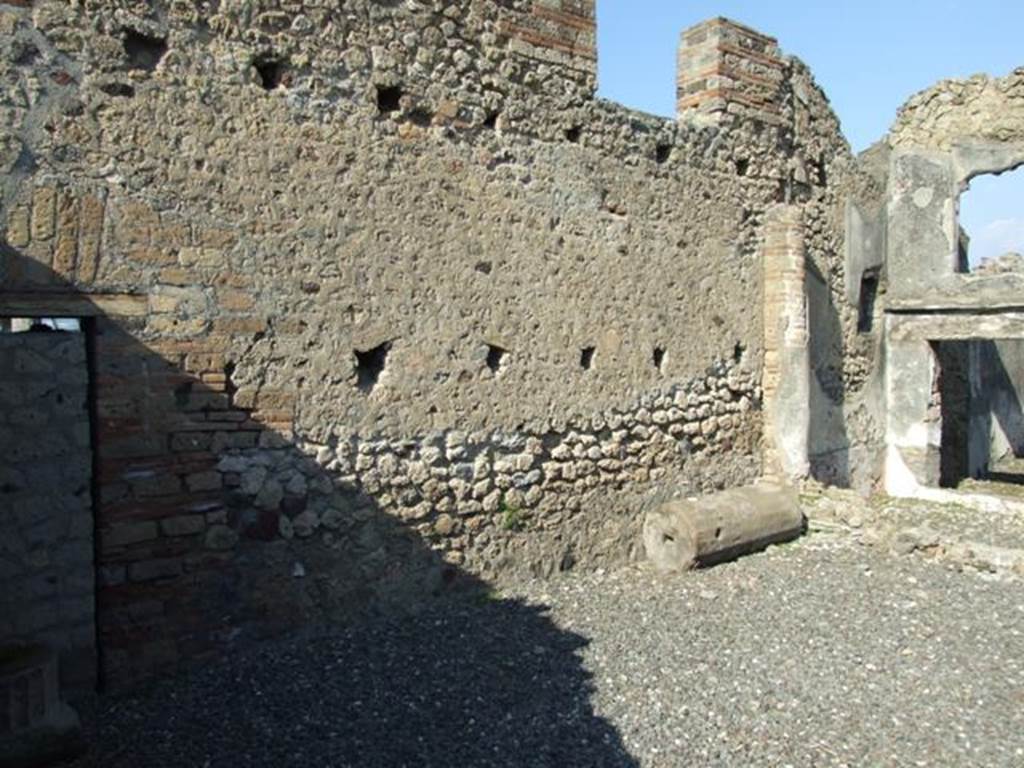 VI.7.1 Pompeii. May 2011.  North wall of atrium area, with an upper window above two rows of holes for floor joists or supports.
