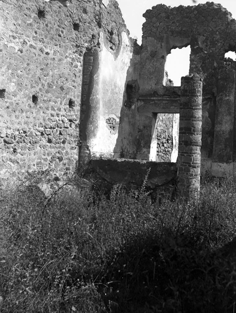 VI.7.1 Pompeii. W.1277. Three storey north wall of atrium showing holes for joist supports for two upper floors.
In the east wall of the light-well are two windows from the triclinium.
Photo by Tatiana Warscher. Photo © Deutsches Archäologisches Institut, Abteilung Rom, Arkiv. 
