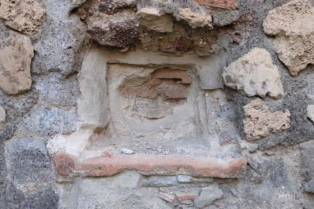 VI.7.5 Pompeii. December 2018. Detail of niche in north wall of shop. Photo courtesy of Aude Durand.