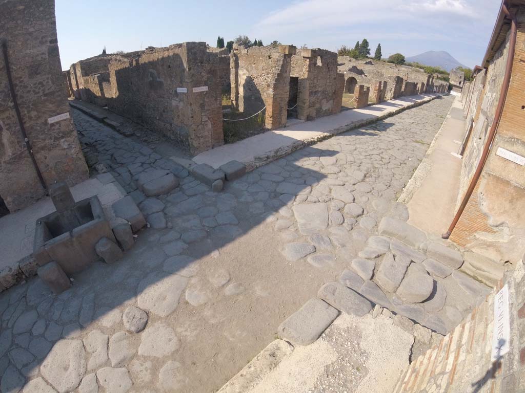VI.7.8 Pompeii. October 2018. Looking north-west on Via di Mercurio towards entrance doorway on north side of Vicolo di Mercurio, on left.
Foto Taylor Lauritsen, ERC Grant 681269 DÉCOR.
