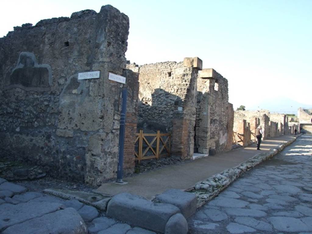 VI.7.8 Pompeii. December 2007. Entrance, looking north along west side of Vi di Mercurio.