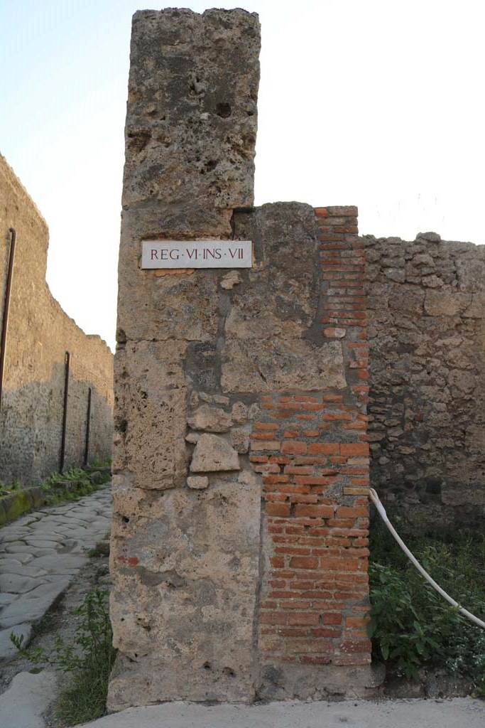 VI.7.8 Pompeii. December 2018. 
Looking west towards pilaster at south end of shop. Photo courtesy of Aude Durand.
