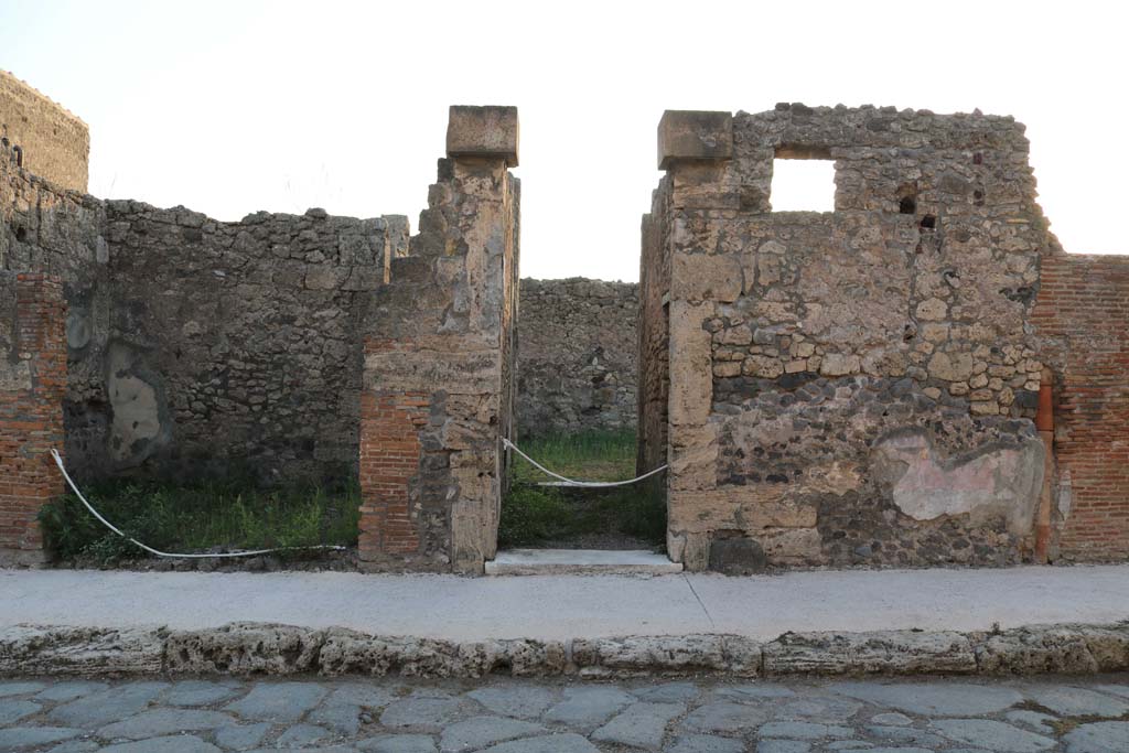 VI.7.9 Pompeii. December 2018. Entrance doorway, in centre, on west side of Via di Mercurio. Photo courtesy of Aude Durand.