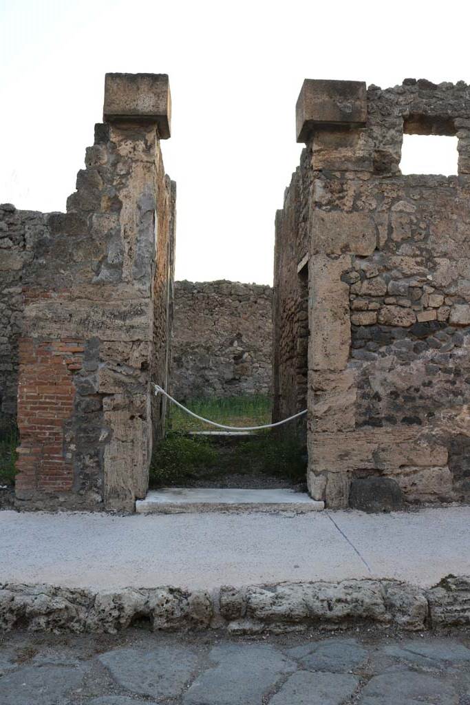 VI.7.9 Pompeii. October 2017. Looking west towards entrance doorway, and detail from wall on north of doorway.
Foto Taylor Lauritsen, ERC Grant 681269 DÉCOR.
