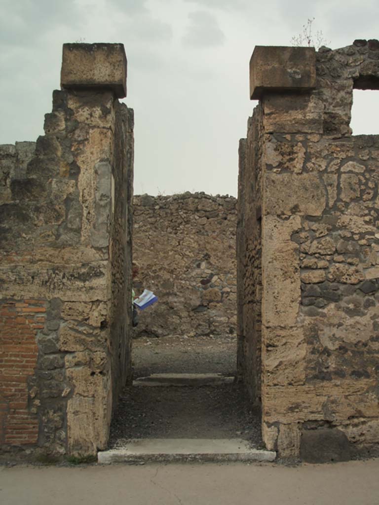 VI.7.9 Pompeii.  May 2005.  Entrance.
