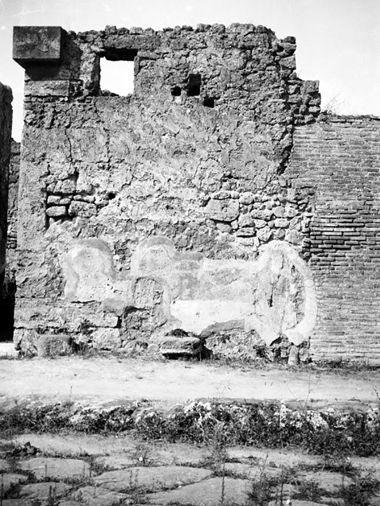 VI.7.9 Pompeii. December 2018. 
Front facade on north side of entrance doorway. Photo courtesy of Aude Durand.

