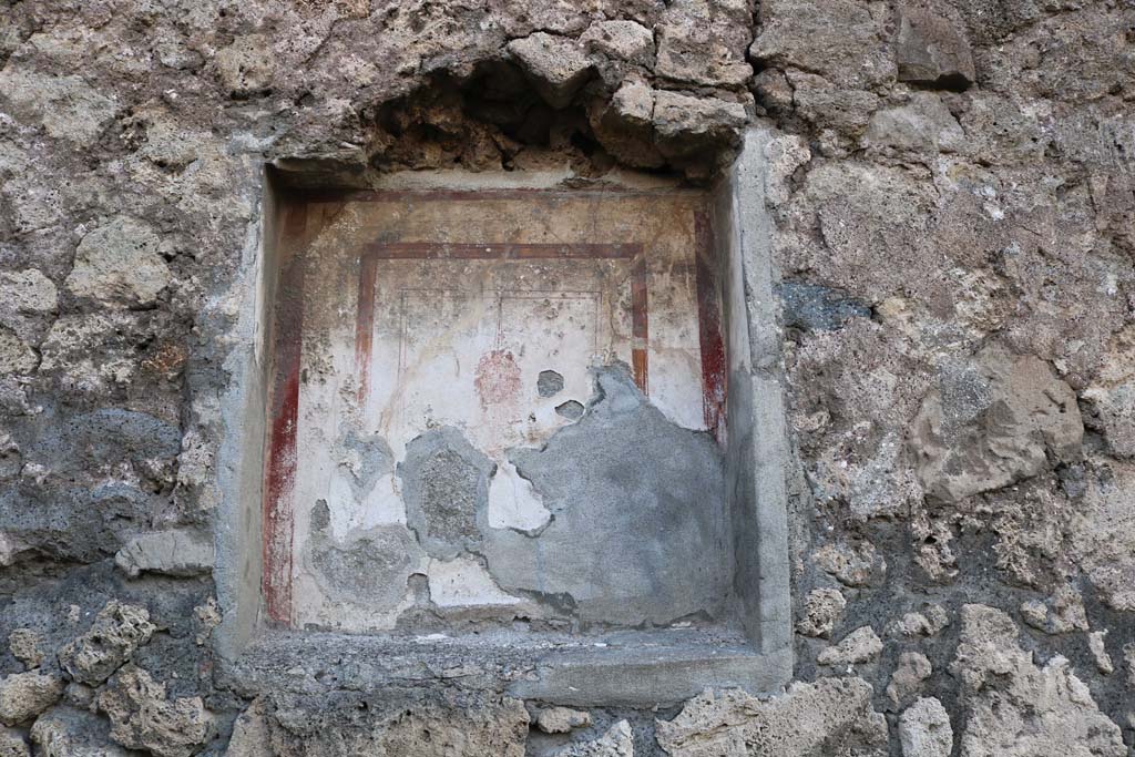 VI.7.9 Pompeii. May 2005. West wall of south ala, with niche with small painting of the head of the Gorgon. According to Frohlich and Giacobello, on the west wall of the atrium, was a niche with a painted mask on a white background. A painted lararium was also documented but of this there is no trace, according to them. See Fröhlich, T., 1991. Lararien und Fassadenbilder in den Vesuvstädten. Mainz: von Zabern. (L63, Picture 34,1) See Giacobello, F., 2008. Larari Pompeiani: Iconografia e culto dei Lari in ambito domestico.  Milano: LED Edizioni. (p.242) According to Sogliano, in the kitchen was a painted lararium of an altar and a serpent nearby. See Sogliano, A., 1879. Le pitture murali campane scoverte negli anni 1867-79. Napoli: (p.17, no.48). (The kitchen would have been on the north side, at the rear of the stairs, and has not yet been photographed). According to Boyce, Helbig wrongly assigned the shrine from VI.7.7, to VI.7.9 (see VI.7.7) See Boyce G. K., 1937. Corpus of the Lararia of Pompeii. Rome: MAAR 14. (p.47, no.163, note 1) 


