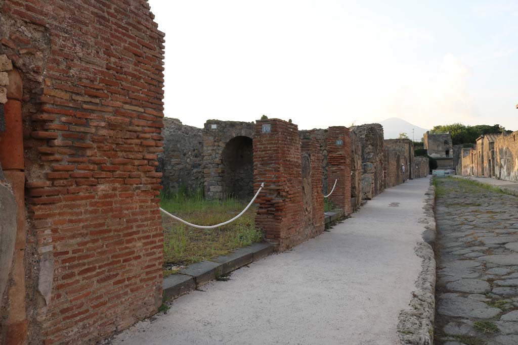 VI.7.10 Pompeii. December 2018. Looking north to entrance on west side of Via di Mercurio. Photo courtesy of Aude Durand.