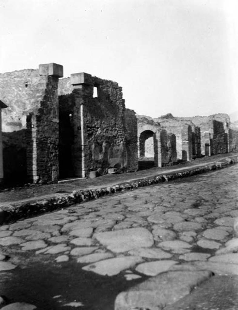 VI.7.8-15 Pompeii, W.1297. Looking north along west side of Via Mercurio, with the arched recess of VI.7.11, in centre.
Photo by Tatiana Warscher. Photo © Deutsches Archäologisches Institut, Abteilung Rom, Arkiv. 
